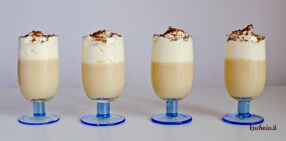 Panna cotta o smaku cappuccino z bitą śmietaną