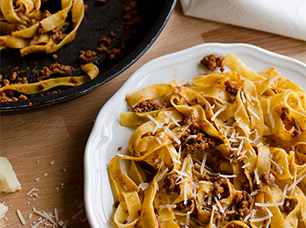 tagiatelle z mięsnym sosem